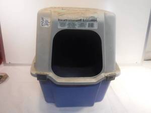 lot 11846 image: Enclosed cat litter box
