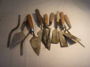 lot 11853 image: Lot of masonry tools trowels