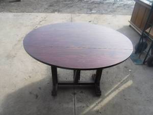 lot 11861 image: Drop leaf dinning room table