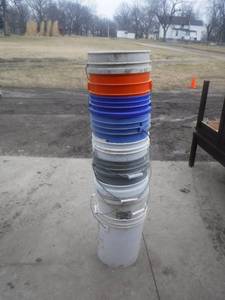 lot 11895 image: Lot of buckets