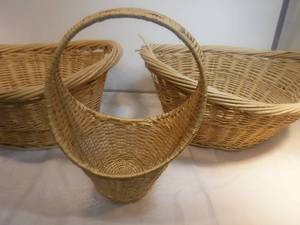 lot 19355 image: Lot of baskets- some damage
