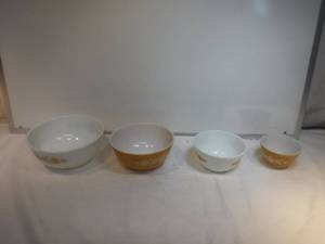 lot 19367 image: Pyrex nesting mixing bowls