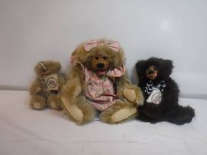 lot 19382 image: plush bears
