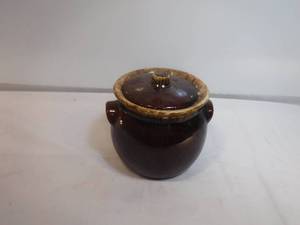 lot 19385 image: Vintage HULL Brown Drip Large Baked Bean Pot - Oven Proof USA
