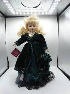 lot 9001 image: a limited edition 1998 classic beauty collection genuine porcelain doll