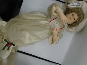 lot 9003 image: a 1995 Vintage Telco Motionette Animated 26 VICTORIAN Girl Christmas Caroler