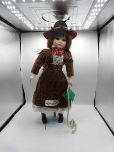 lot 9006 image: CHRISTMAS AROUND THE WORLD, PORCELAIN JAN JESSE DOLL - COWGIRL