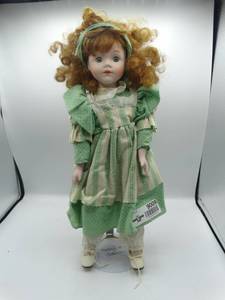 lot 9009 image: 16 COUNTRY COLLECTION HERITAGE MINT DOLL BETH 1989