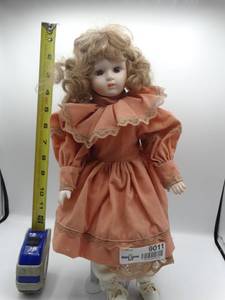 lot 9011 image: Heritage Mint LTD 1988 1989 Heather 15 Americas Porcelain Dolls D-22
