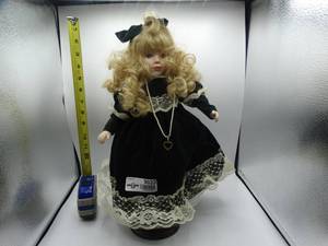lot 9023 image: 16 geppeddo porcelain doll with a gold pendant on a pearl necklace