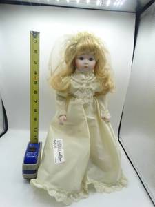 lot 9029 image: 14 blond haired bisque porcelain doll from the heritage mint ltd collection