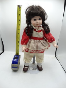 lot 9031 image: A vintage porcelain bisque doll, from the 90s, marked HERITAGE MINT Ltd, 1990.