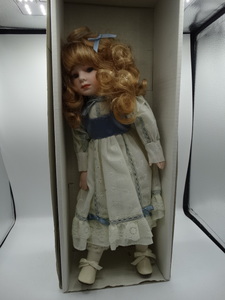 lot 9052 image: seymour mann inc 14 porcelain doll from the connoisseur doll collection ( with not stand)