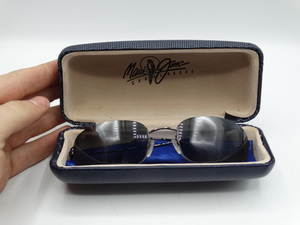 lot 9079 image: pair of Maui jim sunglasses with box