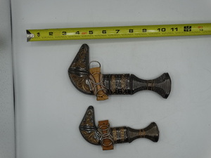 lot 9103 image: 2 decorative knifes with curved blades