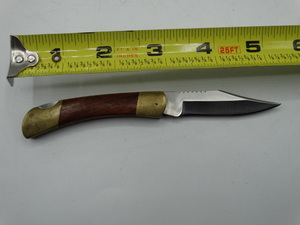 lot 9123 image: 5 pocket knife with a stainless steel blade and a wooden handle