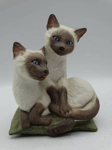 lot 9169 image: England fine porcelain statue of Siamese kittens