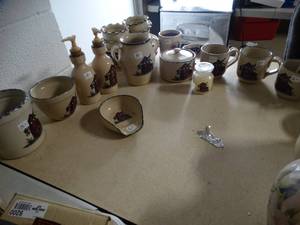 lot 9183 image: big lot of assorted home and garden party ceramic dishes, Home & Garden Party Pottery