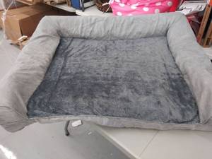 lot 15786 image: Gray dogpet bed