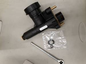 lot 5036 image: Master Cylinder 72170