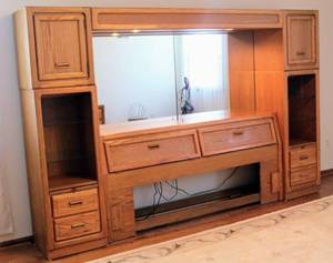 lot 3001 image: Large Stanley Furniture Lighted Oak KING Size Headboard and Cabinet