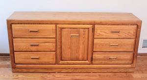 lot 3002 image: Beautiful Stanley Furniture Oak 9 Drawer Dresser  with Mirror - Dresser 68 L x 18 D x 30.5 T  Mirror 45 W x 45 T