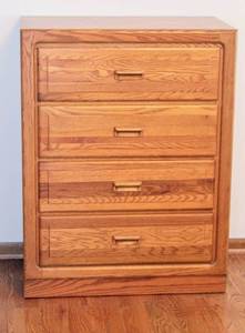 lot 3003 image: Beautiful Oak 4 Drawer Chest of Drawers by Stanley Furniture 32 W x 18 D x 42T