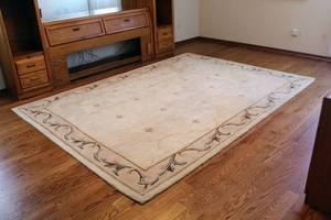 lot 3004 image: Royal Palace Handmade Wool Rug Special Edition Fleur De Lis measures 8 x 11