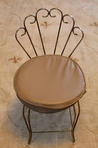 lot 3005 image: Vintage Peacock Design Vanity Seat with Removable Cushion