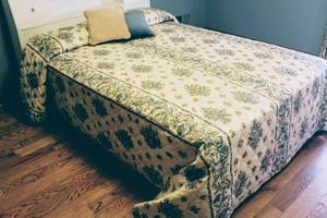 lot 3008 image: Vintage Queen Bedspread and 2 Throw pillows