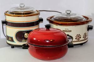 lot 3119 image: Vintage Rival Crockpots and BUNS