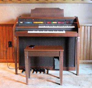 lot 3027 image: Lowrey Pageant with Magic Genie Model M-150 Series with Bench, Manuals and Variety of Music Books