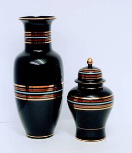 lot 3083 image: Shibata Japan Black Vase and Ginger Jar Set