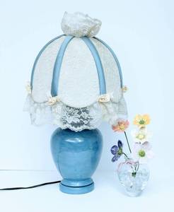 lot 3091 image: Vintage Small Blue Table Lamp with Lace Covered Shade and Bouquet of Ceramic Flowers