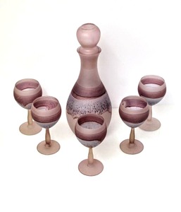 lot 3132 image: Vintage Reuven Nouveau Beautiful Frosted Satin Drip Art Glass Wine Decanter and 5 Stemmed Wine Glasses