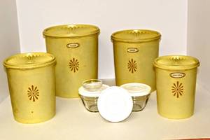 lot 3162 image: Vintage Tupperware 4 Piece Cannister Lot with Lids and Pampered Chef Glass Measuring Bowls with Lids