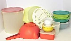 lot 3163 image: Assorted Vintage Tupperware Lot