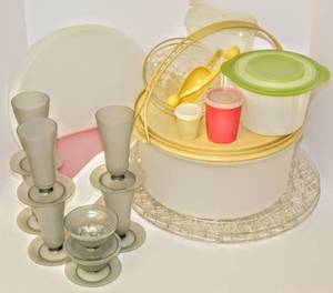 lot 3166 image: Assorted Vintage Tupperware Lot including Travel Cake Keeper, Ice Cream and Custard Cups and more