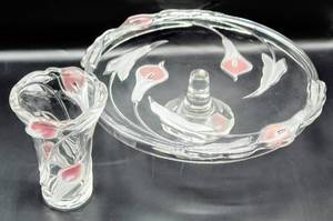 lot 3170 image: Beautiful Etched Glass Cake Stand and Matching Vase