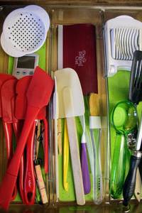lot 3180 image: 2 Kitchen Drawers FULL of Gadgets from Pampered Chef, Betty Crocker, GE and more...