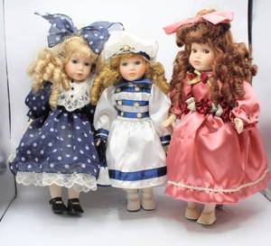 lot 3193 image: (3) Seymour Mann The Connoisseur Doll Collection Dolls with Stands