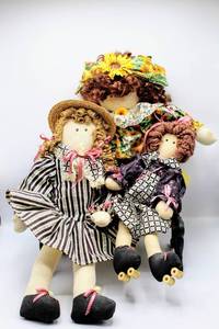lot 3200 image: (3) Rag Dolls and Doll-Size Park Bench