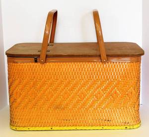 lot 3226 image: Vintage Redmon Peru, Indiana Picnic Basket