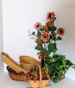 lot 3155 image: Unique Wood Expandable Basket, Rattan Baskets, Floral Arrangements