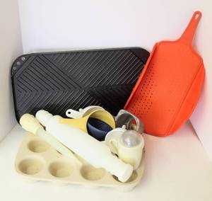 lot 3216 image: Assorted Kitchen Lot including Pampered Chef Stone Bakeware