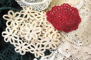 lot 3095 image: Large Lot of Assorted Doilies Various Colors, Sizes, and Patterns