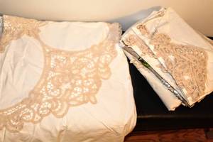 lot 3309 image: Duvet Cover and assorted Linens