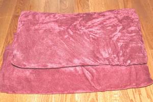 lot 3331 image: 2 Martha Stewart KQueen Vellux Blankets Maroon Burgandy Color