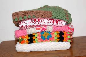 lot 3334 image: 5 Soft Throw Blankets Lap Blankets, various sizes