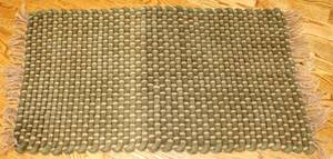 lot 3337 image: Thick looped Throw Rug 33 x 24